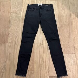 Frame • Le High Skinny Dark Grey Quinn Jeans
Raw Hem